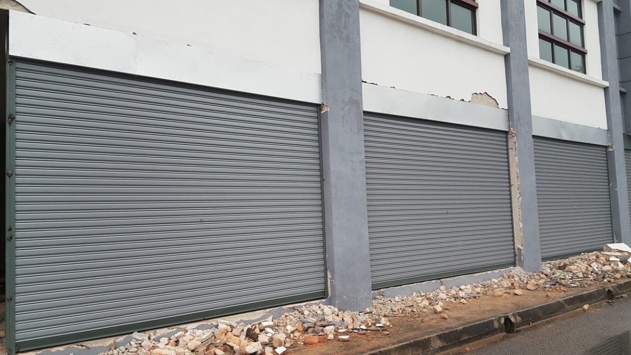 Pintu roller shutter Roller Shutter Polycarbonate (Transparent) oleh Encik Roller Shutter — pemasangan, baiki & servis