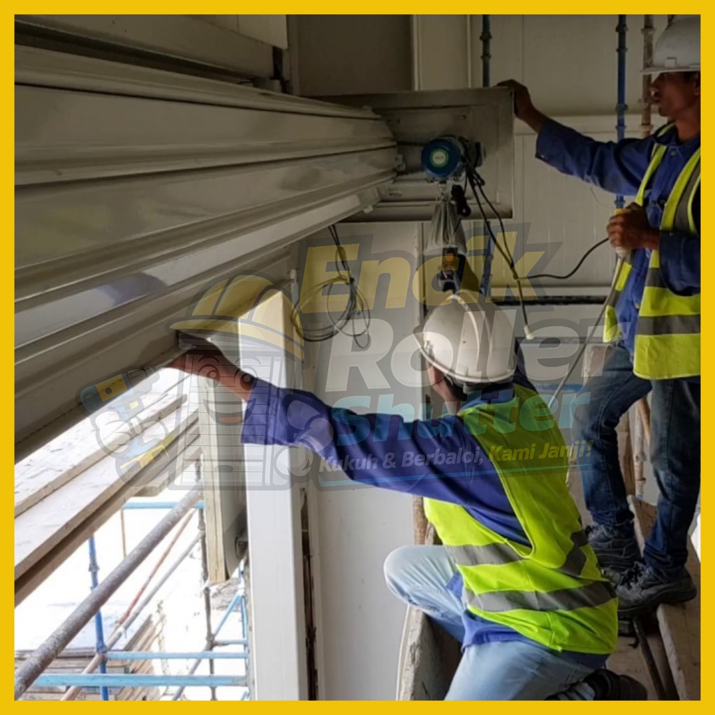 Roller shutter polycarbonate transparent di hadapan butik