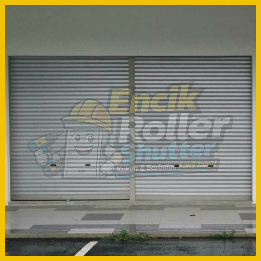 Roller shutter automatik bermotor di pintu memuat gudang logistik